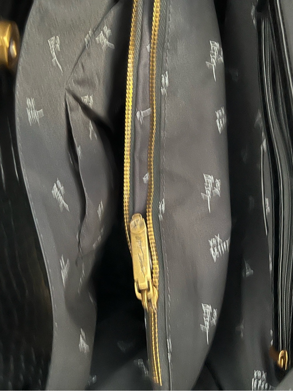 Betsey Johnson Black Skull Studded Shoulder Crossbody Gold Hardware Charm Goth - Picture 11 of 16